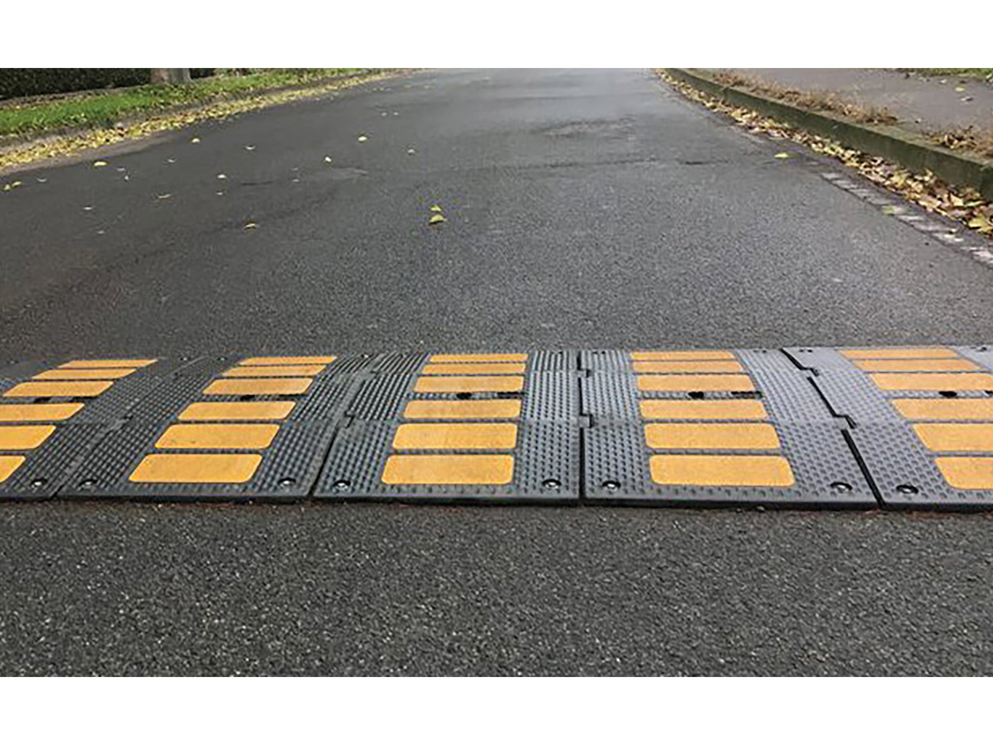 BUMPS - Pare-chocs routiers en caoutchouc noir et bandes réfléchissantes jaunes - MODÈLE RH BUMPS - Pare-chocs routiers en caoutchouc noir et bandes réfléchissantes jaunes - MODÈLE RH